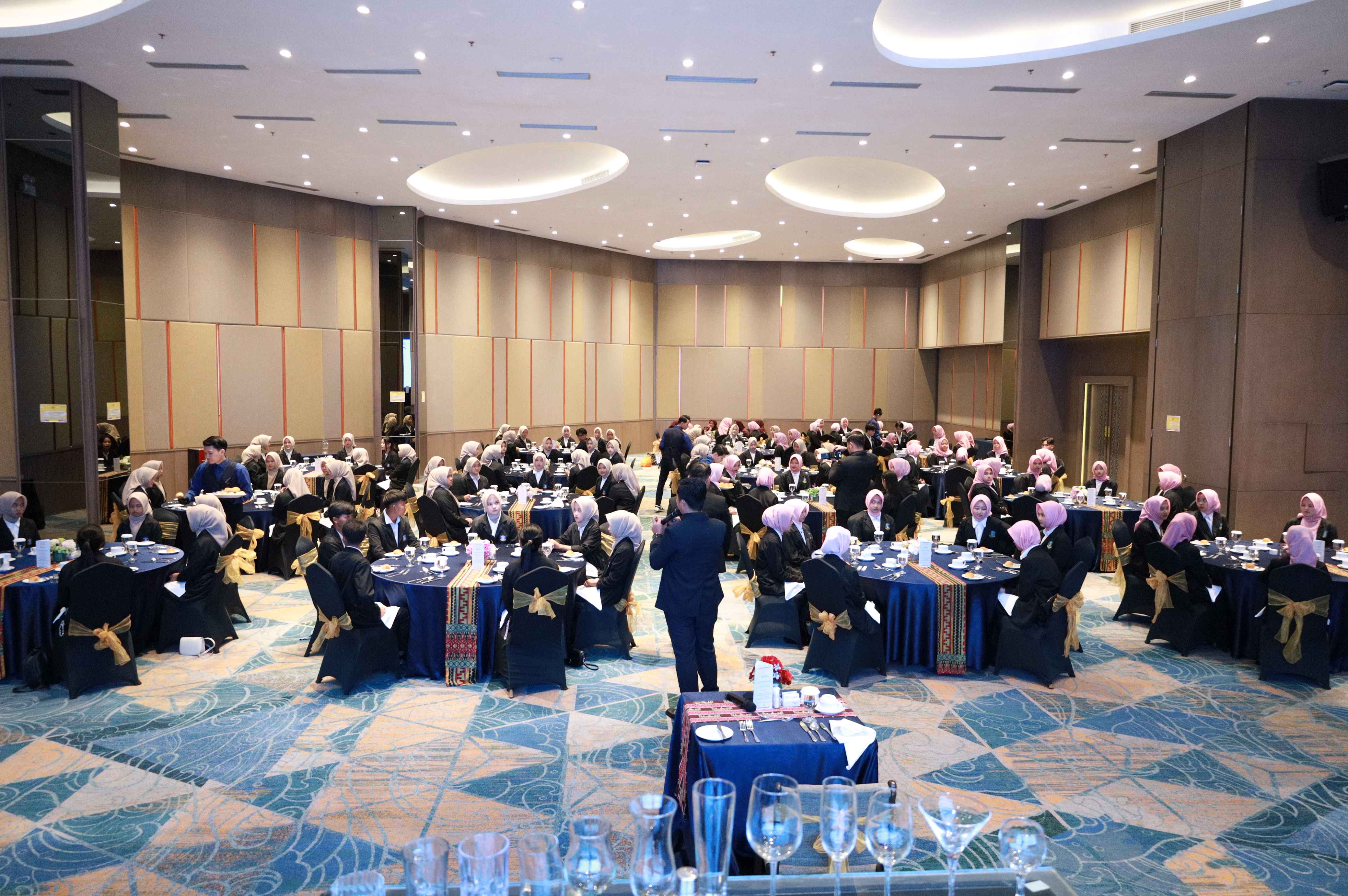 Siswa Program Studi Manajemen Perkantoran dan Layanan Bisnis (MPLB) SMK Negeri 8 Bandar Lampung Laksanakan Table Manner di Hotel Golden Tulip.