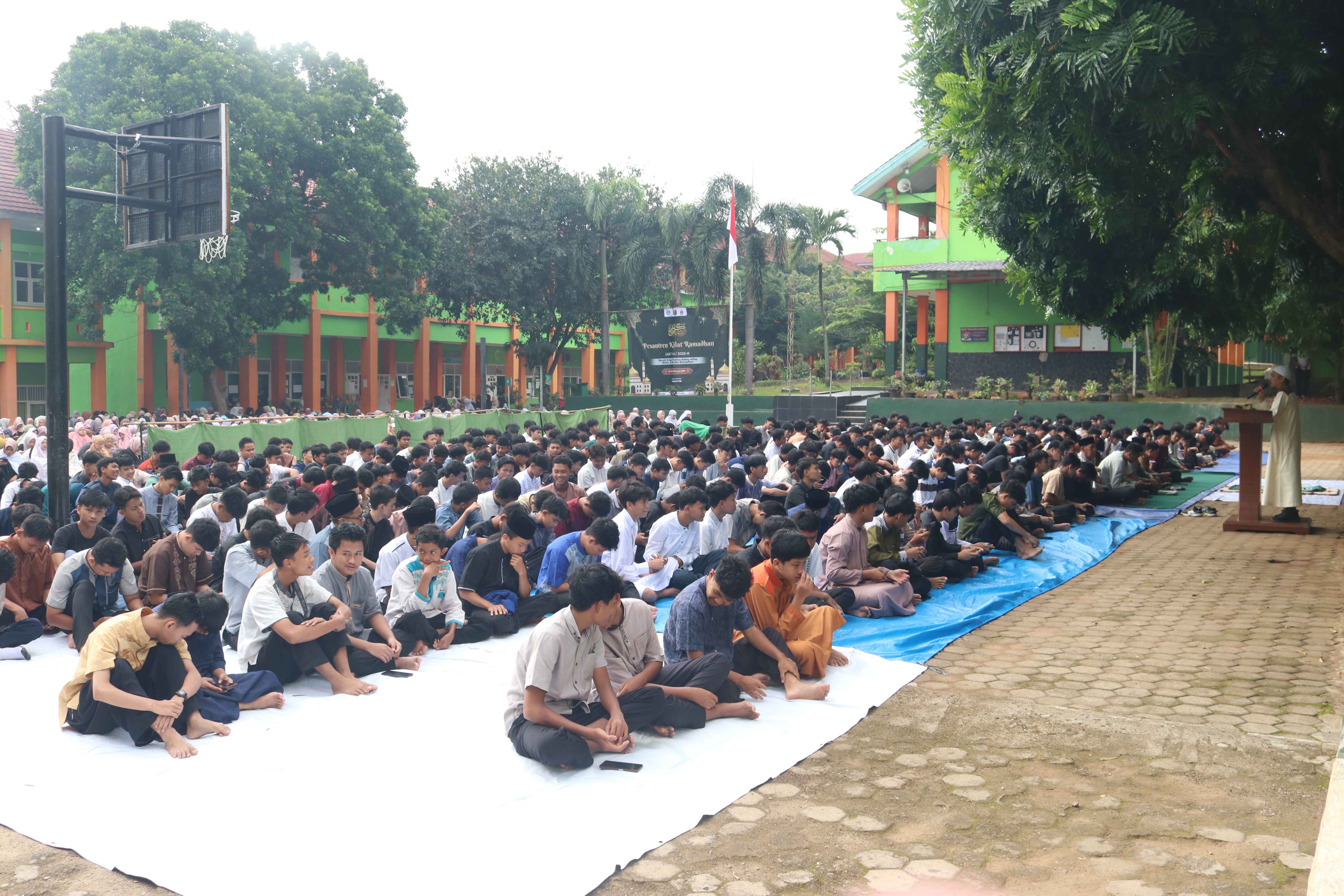 Suasana religius sangat terasa dalam pembukaan kegiatan Pesantren Kilat Ramadhan di SMKN 8 Bandar Lampung, Selasa (10/3/2026)