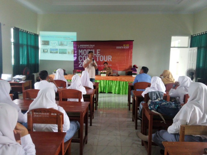 Mobile Coke Tour Kupas Tantangan Industri 4.0 di SMKN 8 Bandar Lampung